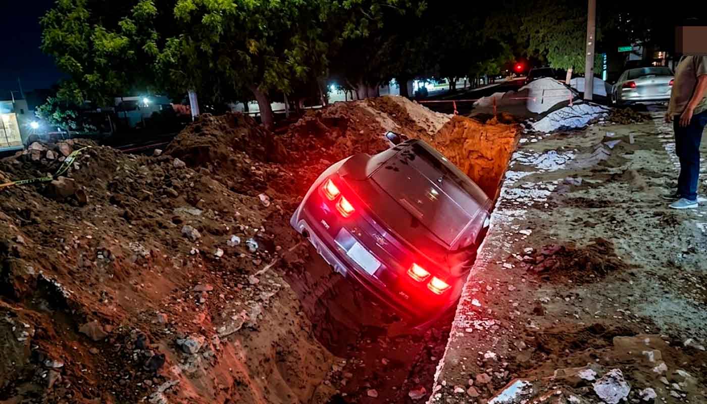 Chevrolet Camaro cae en zanja de obra en Los Mochis