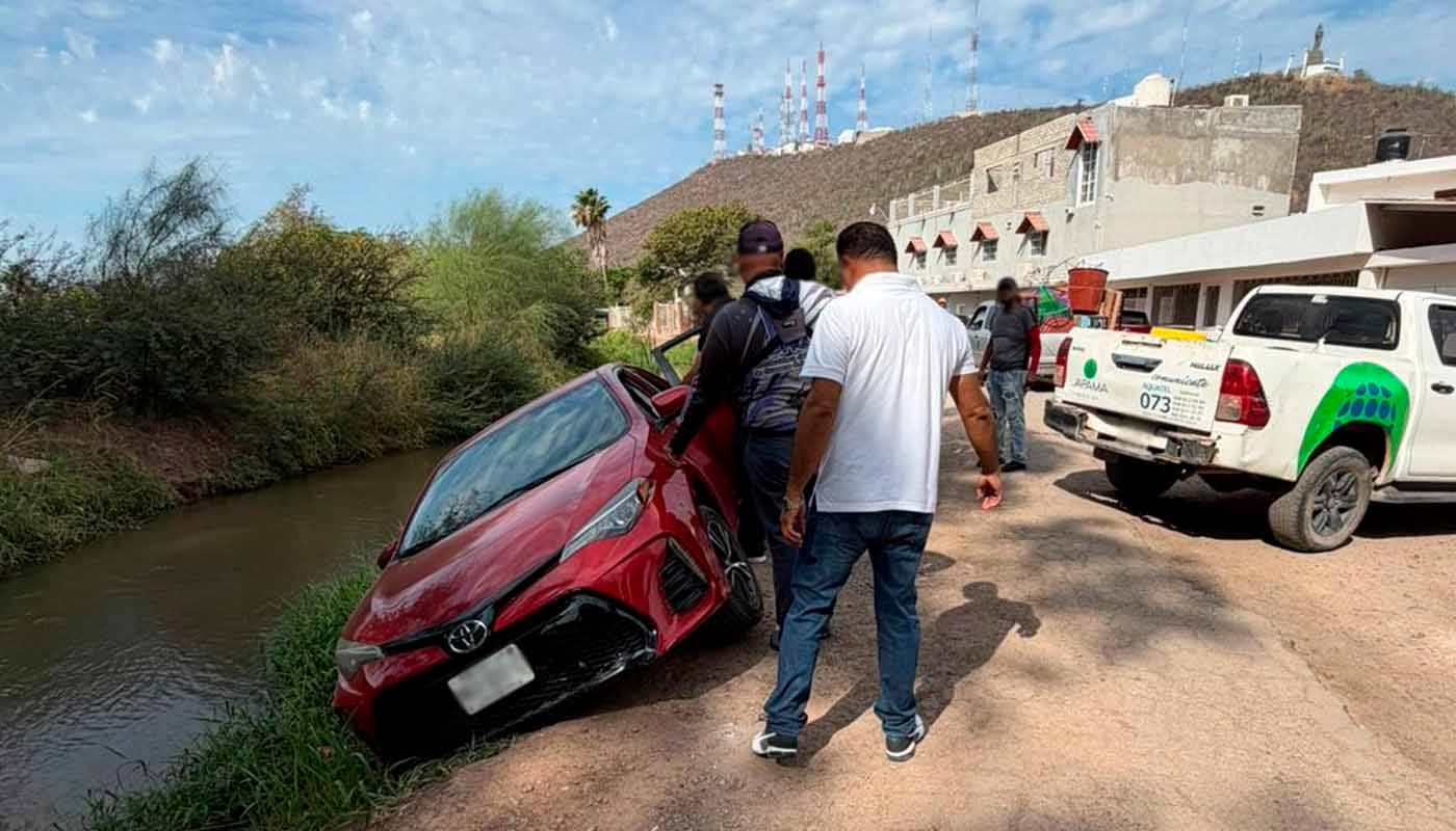Vehículo casi deja sin agua a parte de Los Mochis