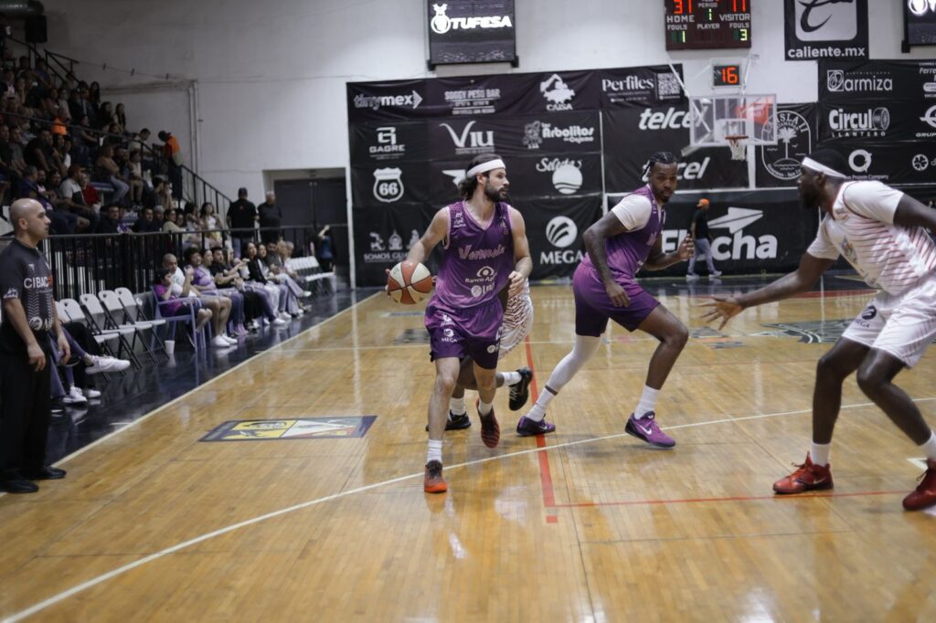 Jugador de Venados con la jersey morada y una banda en la cabeza color blanca