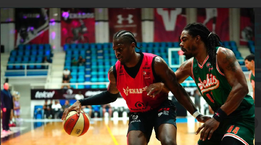 Jugadores de Venados Basketball y Pioneros de Los Mochis disputan por el balón