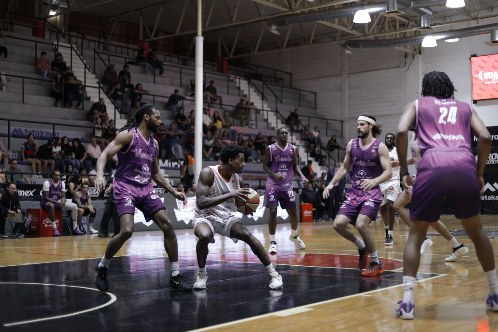 Jugadores de basquetbol en la duela