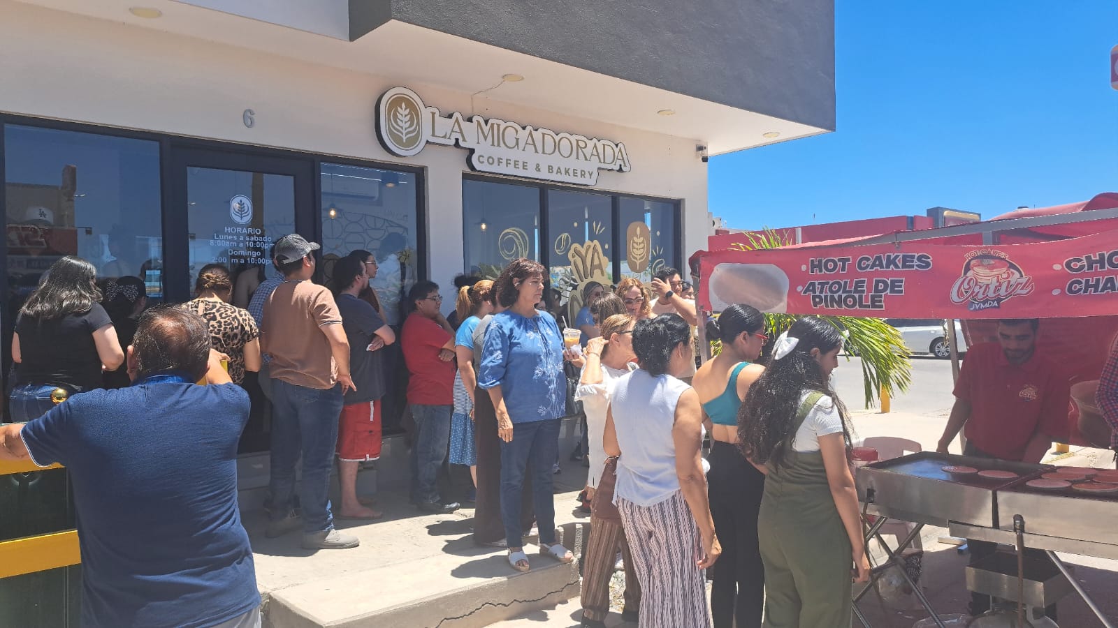 personas formadas en fila fuera de establecimiento