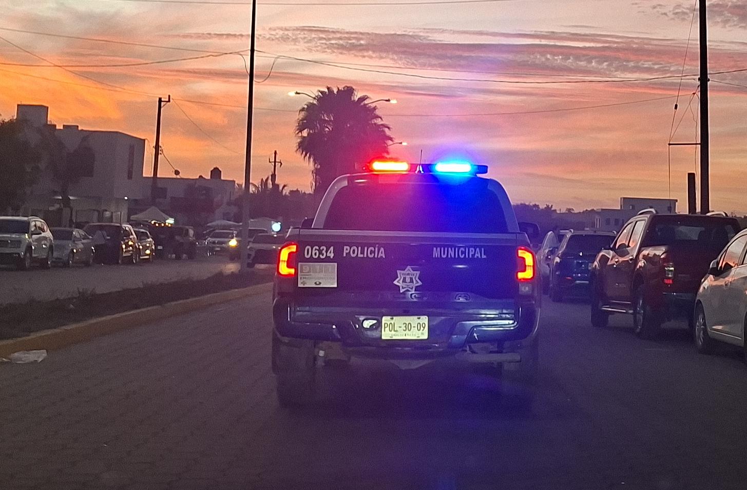 Patrulla con luces encendidas en carretera con atardecer de fondo