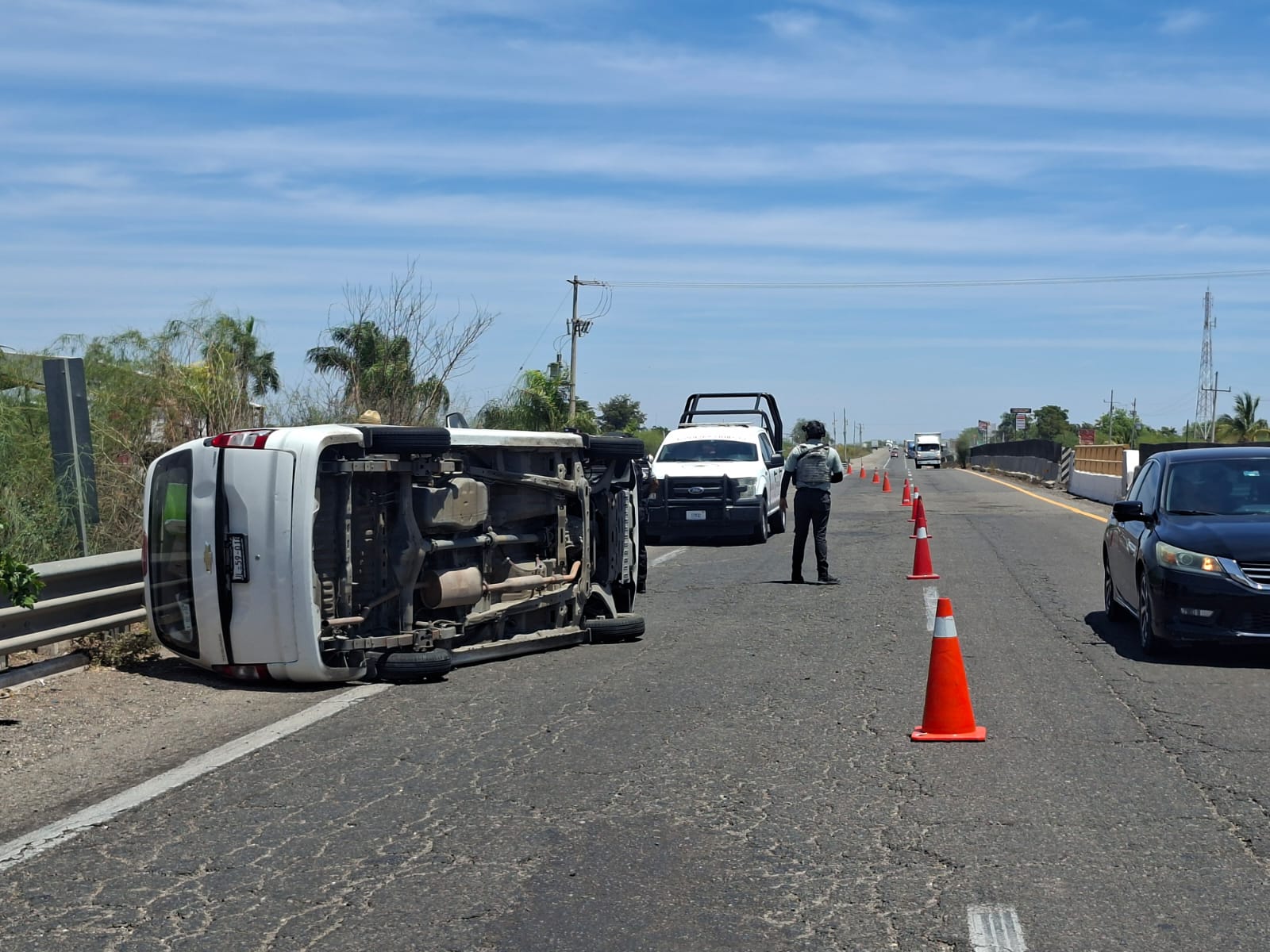 Vagoneta volcada en la carretera México 15.