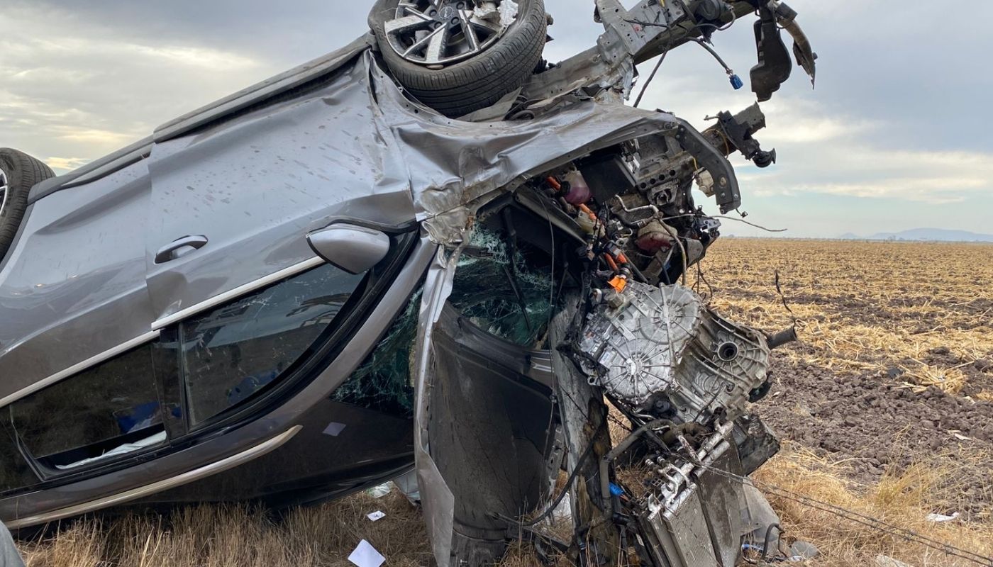 Camioneta volcada con el motor afuera