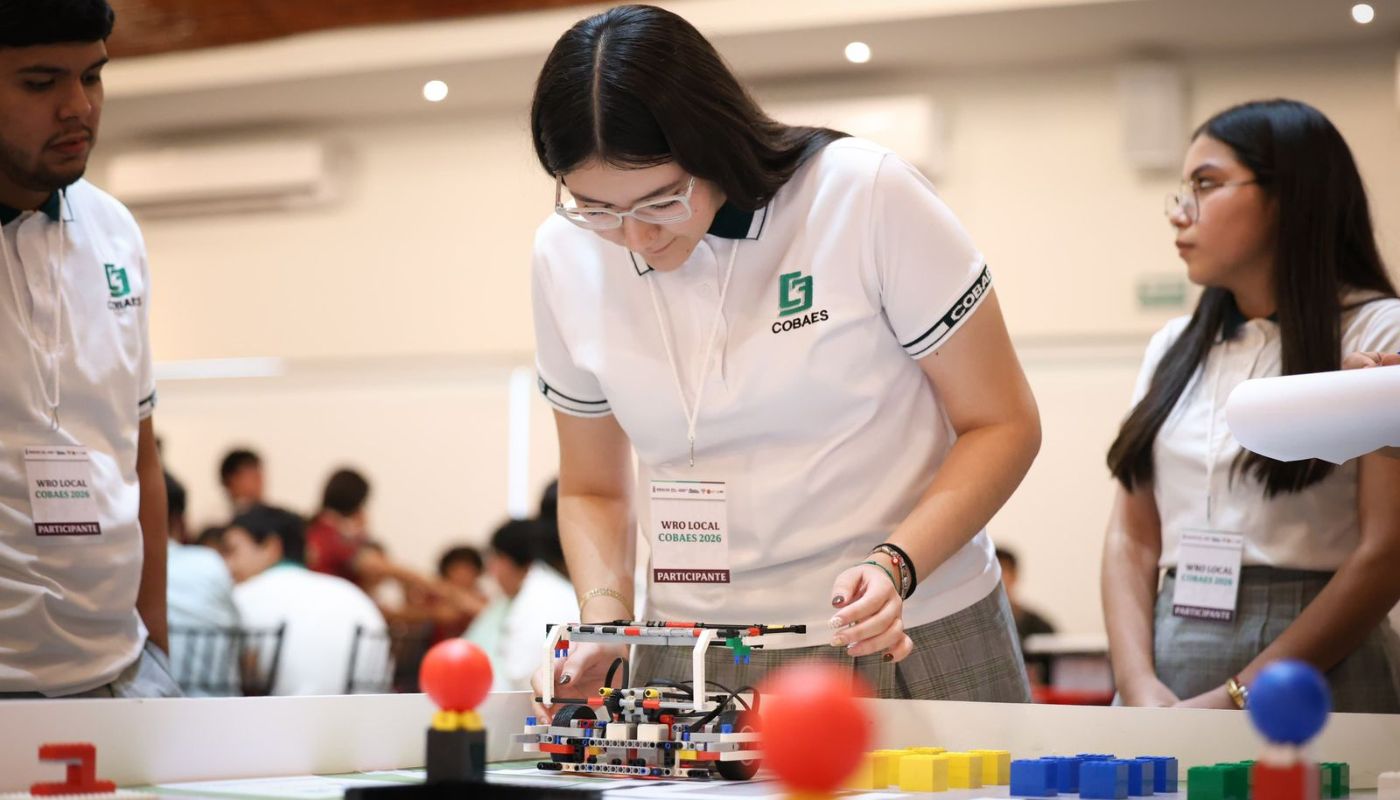 Alumnos de Cobaes en un evento de robótica