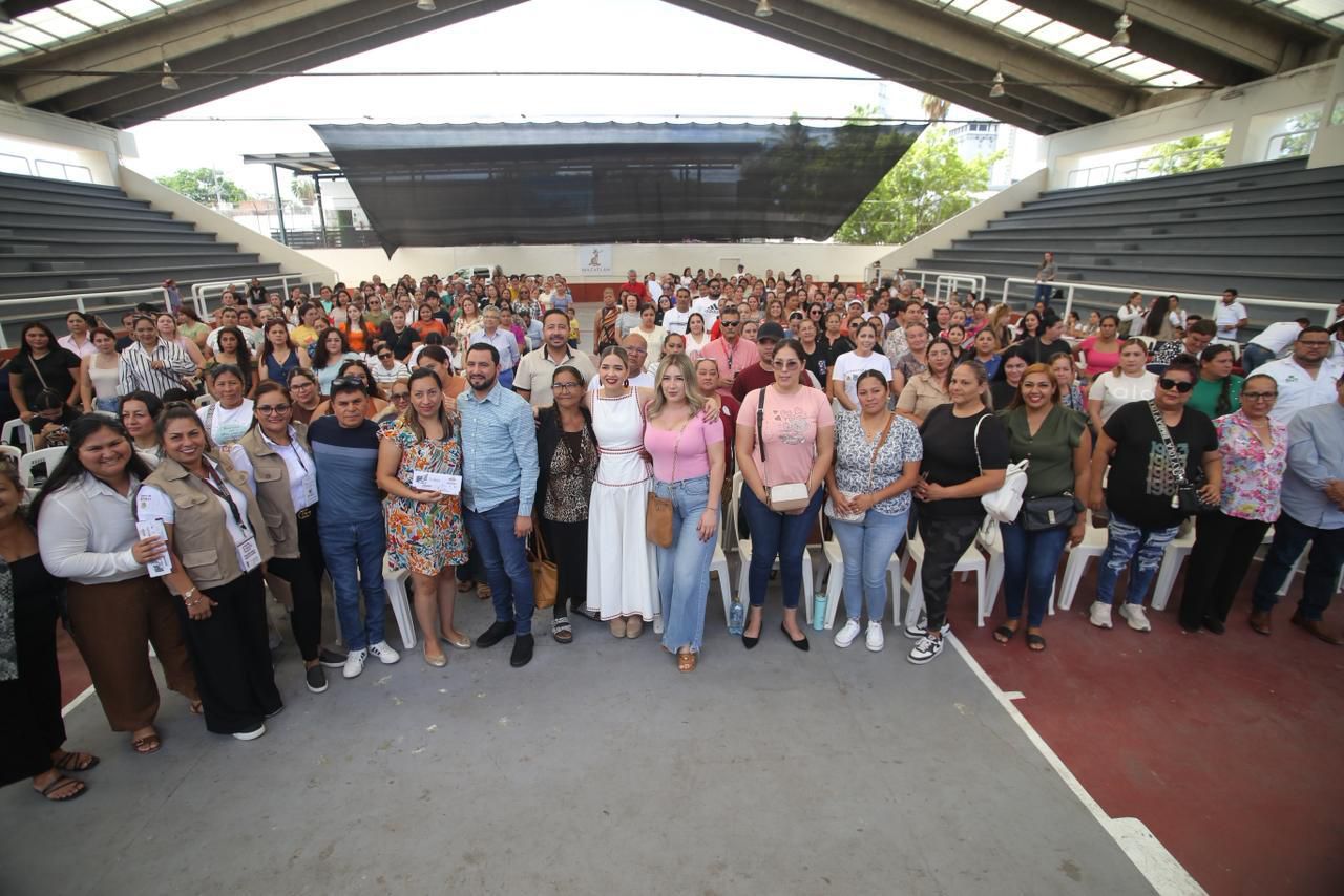 un grupo de personas sonrien programa federal la escuela es nuestra