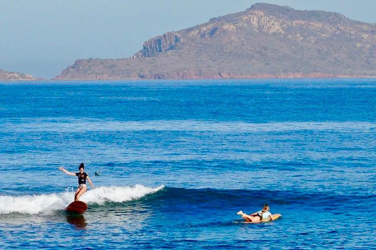 Mujeres surfeando en Mazatlán