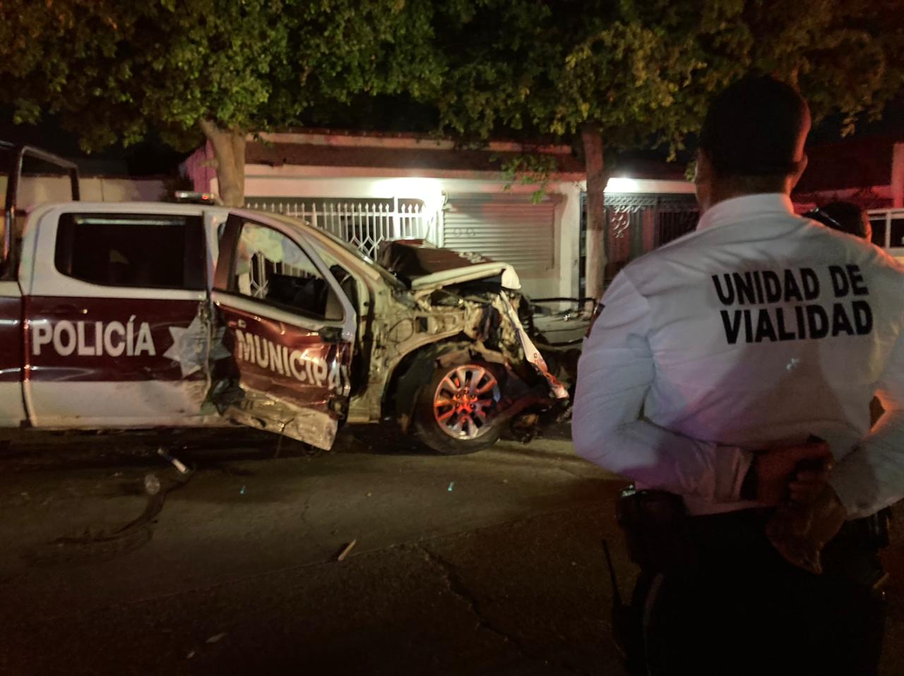 Dos policías lesionados, entre ellos un mando, tras choque entre patrulla y camioneta en Los Mochis