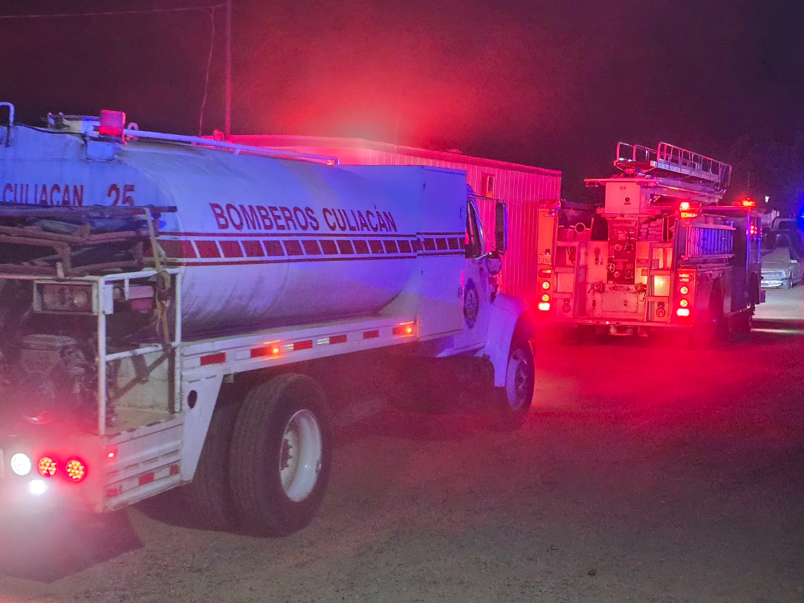 Sofocan incendio en pensión de la FGE en Culiacán; reportan 40 vehículos dañados