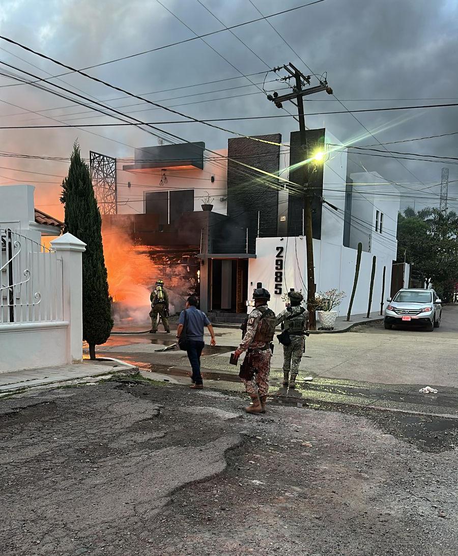 Grupo armado irrumpe en portón e incendia inmueble en la colonia Emiliano Zapata, Culiacán