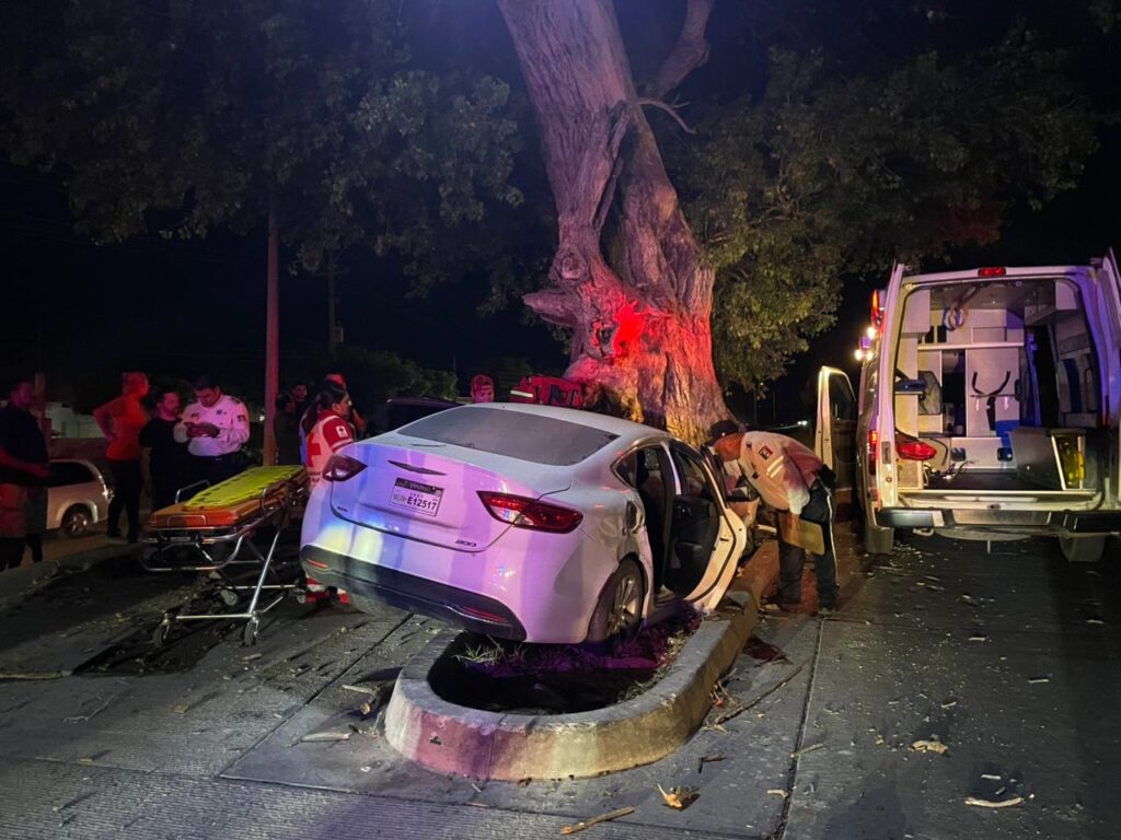 Conductor se impacta contra un árbol sobre el bulevar Agustina Ramírez en Álamos Country, Los Mochis
