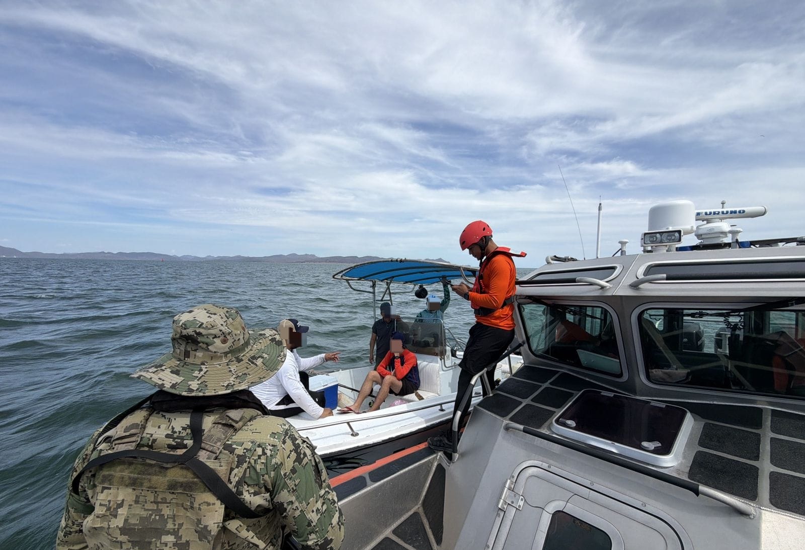 Marina rescata a cuatro personas varadas en altamar cerca de Topolobampo