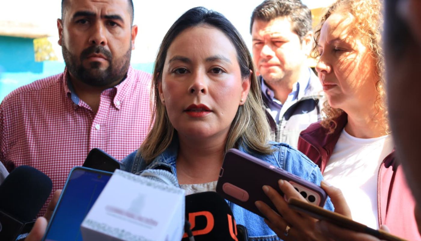 Yeraldine Bonilla Valverde, gobernadora interina de Sinaloa, con micrófonos y celulares frente a ella