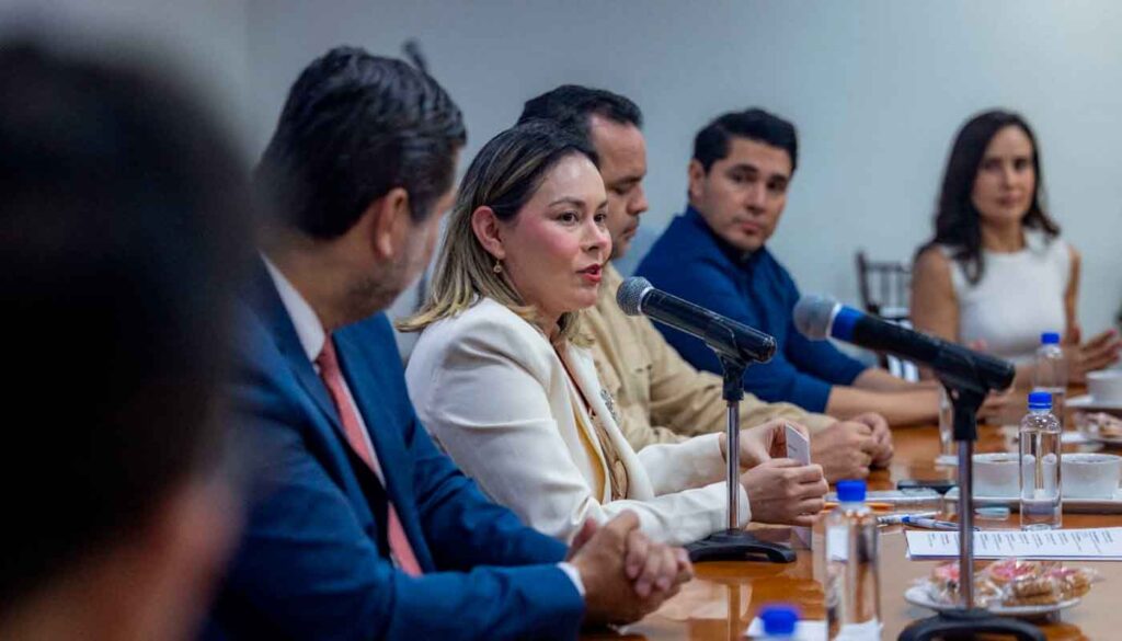 Yeraldine Bonilla firma convenio con CMIC 