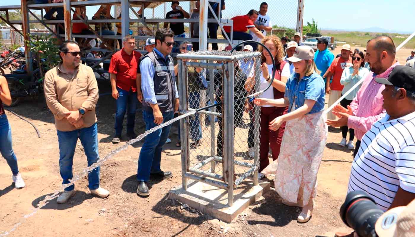 Yeraldine Bonilla inaugura línea de agua en Barras de Piaxtla