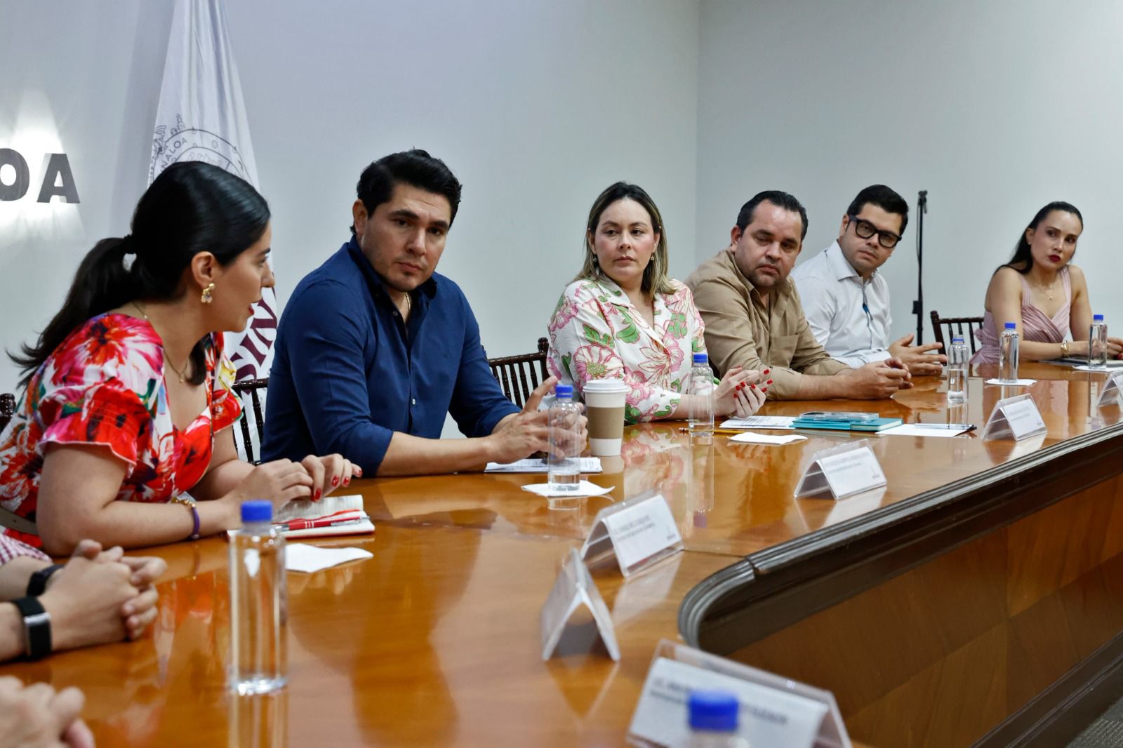 Yeraldine Bonilla junto con el gabinete estatal en reunión