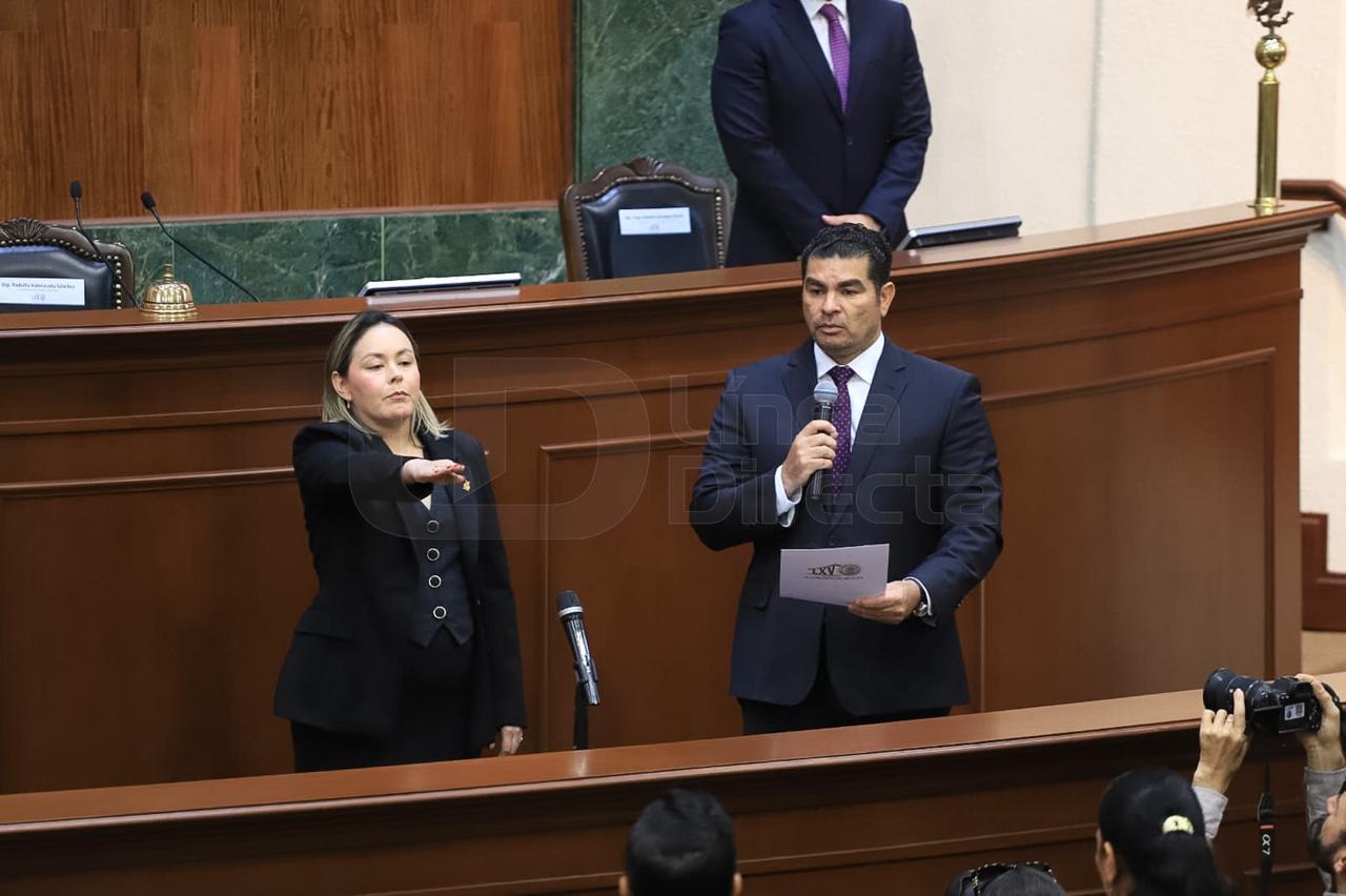 Yeraldine Bonilla Valverde tomando protesta como gobernadora interina de Sinaloa.