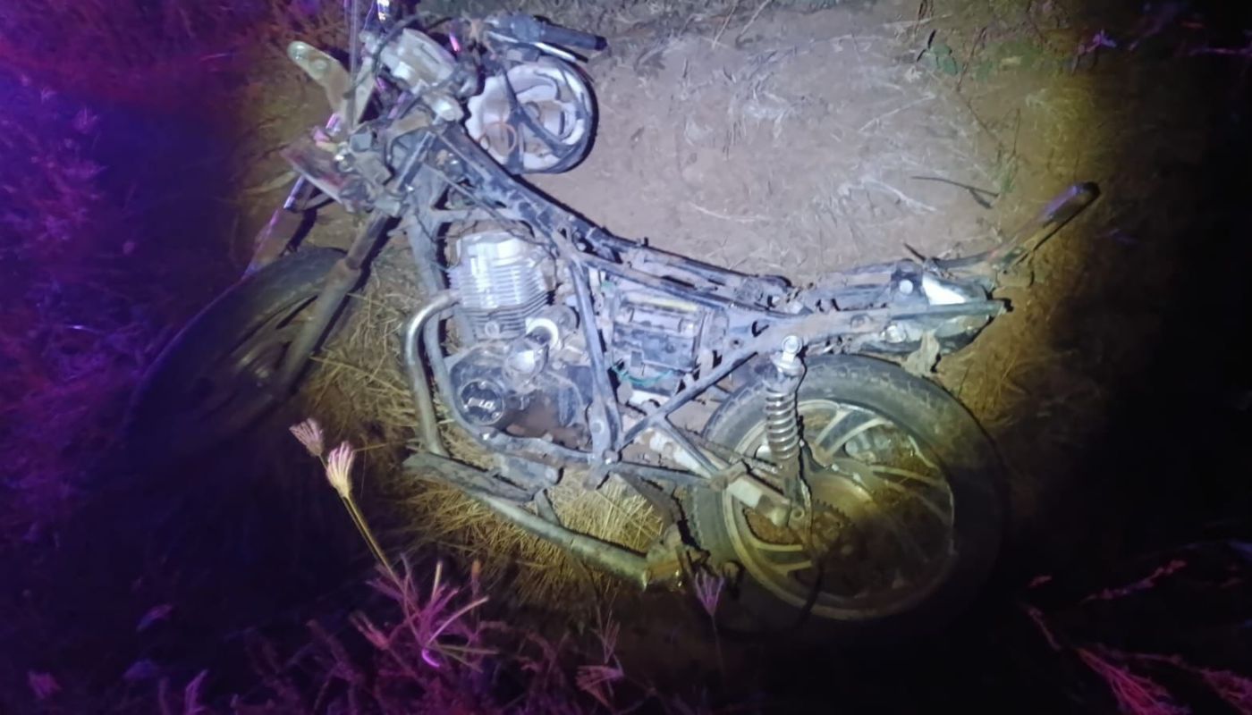 Motocicleta tirada sobre el suelo
