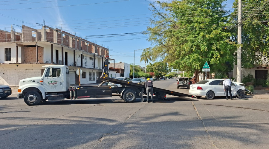 Accidente automovilístico en calles del fraccionamiento El Parque, Los Mochis