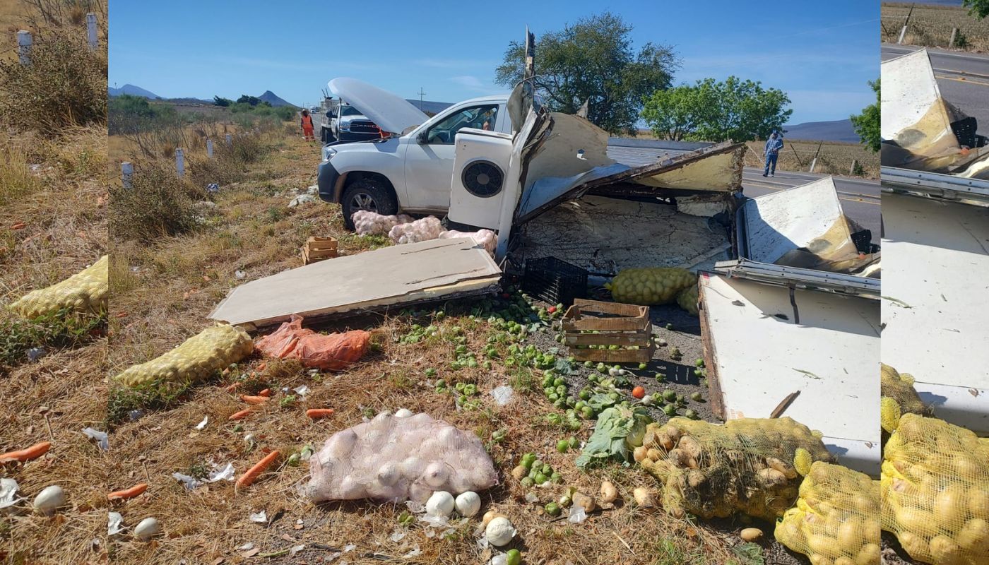 Camioneta cargada de verdura, con verdura regada en el suelo tras accidente en Angostura