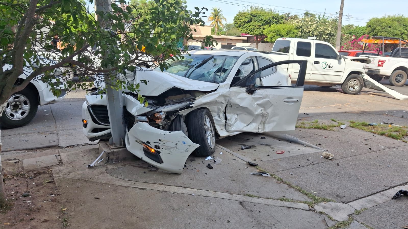 Accidente automovilístico en calle de Los Mochis