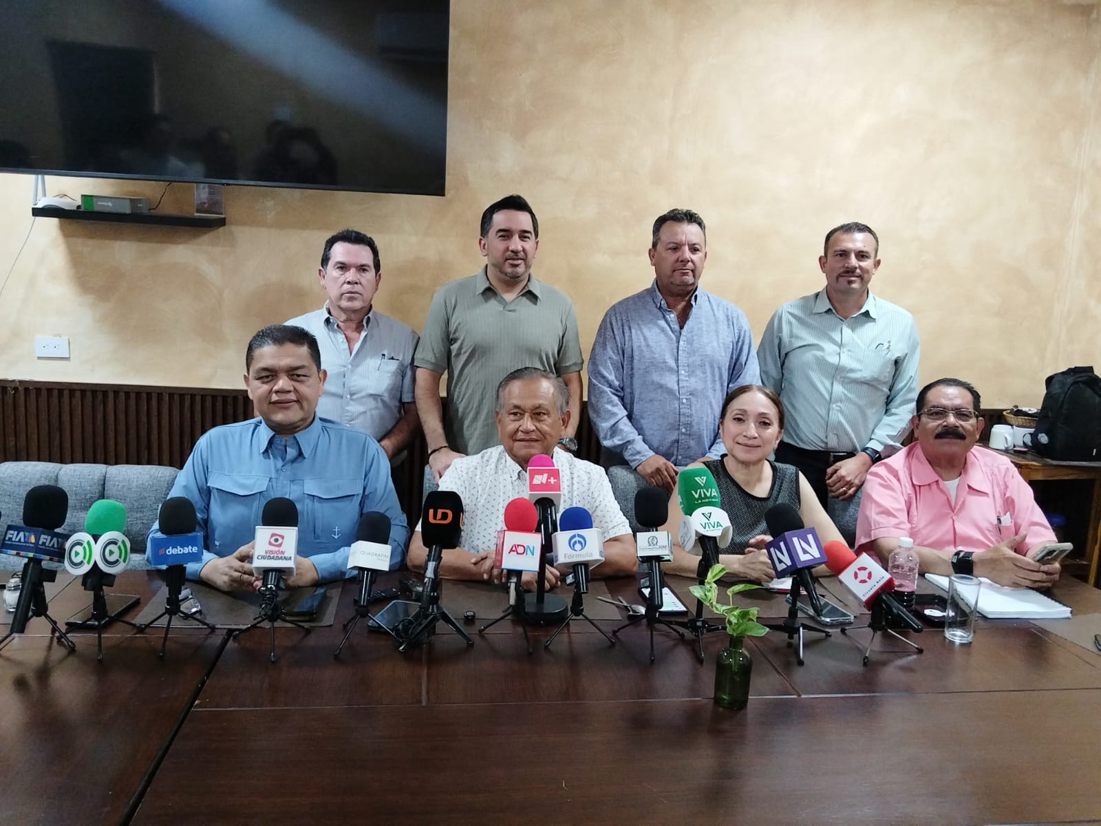 autoridades de acuacultores y presidente de la Coades en conferencia de prensa