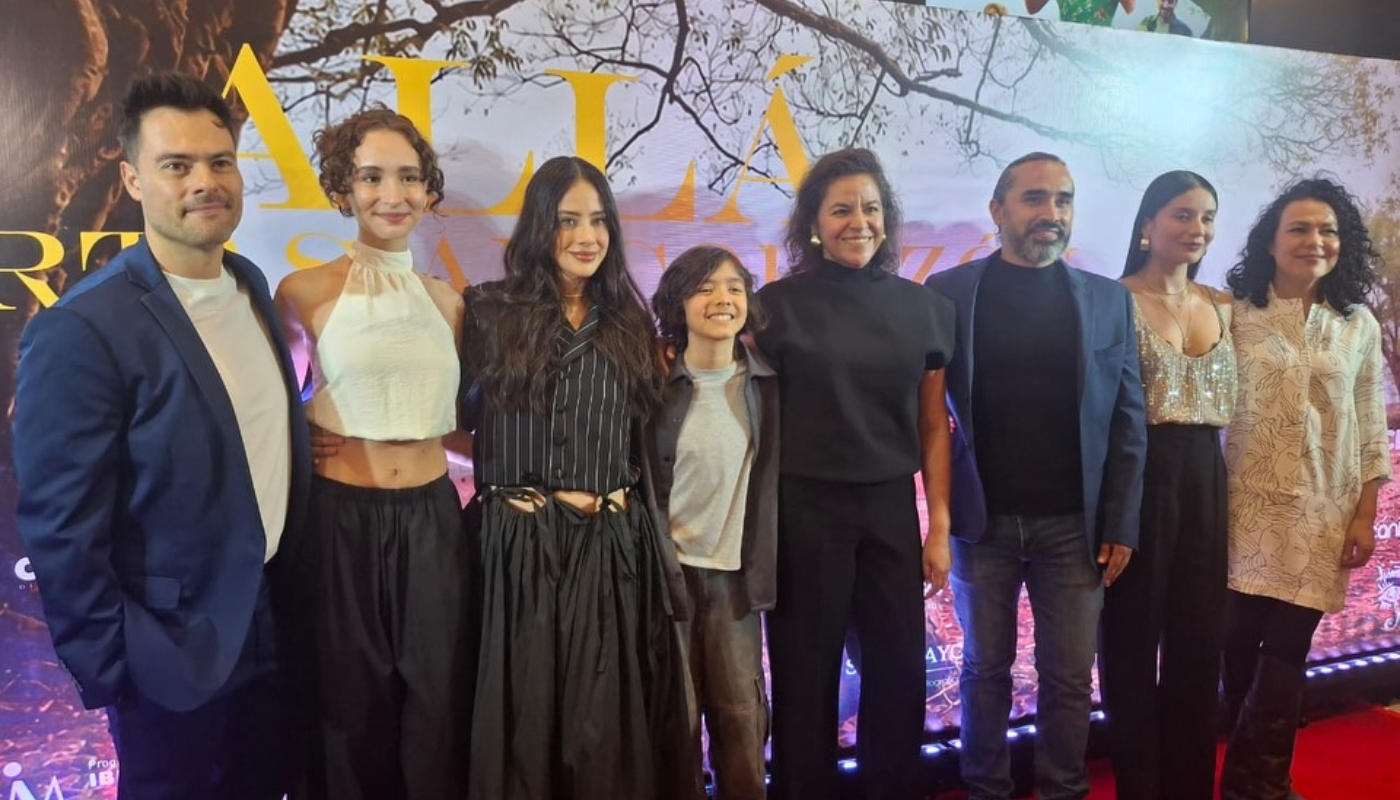 La cineasta mexicana Monserrat Larqué junto con el elenco de 