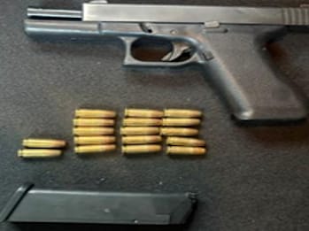 un arma con balas