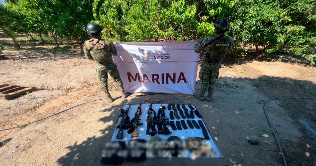 Militares con armas aseguradas