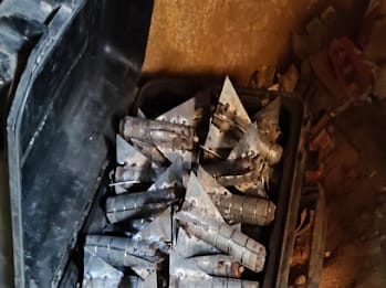 artefactos explosivos improvisados adentro de una maleta