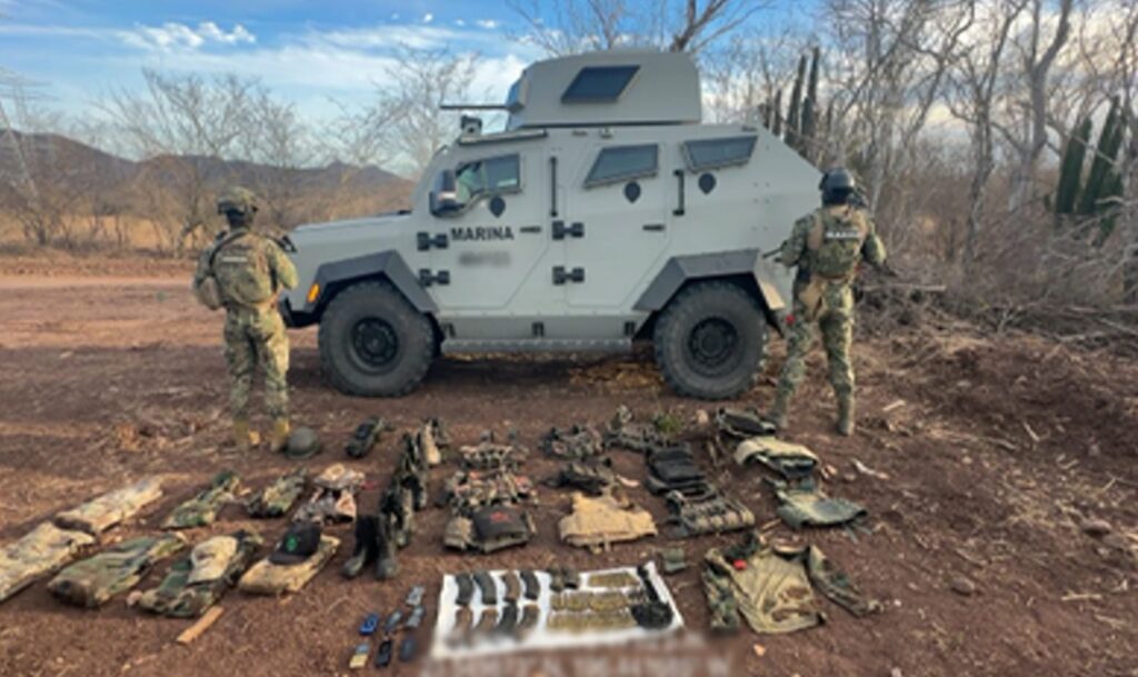 militares junto a una unidad de la corporación y en el suelo objetos asegurados