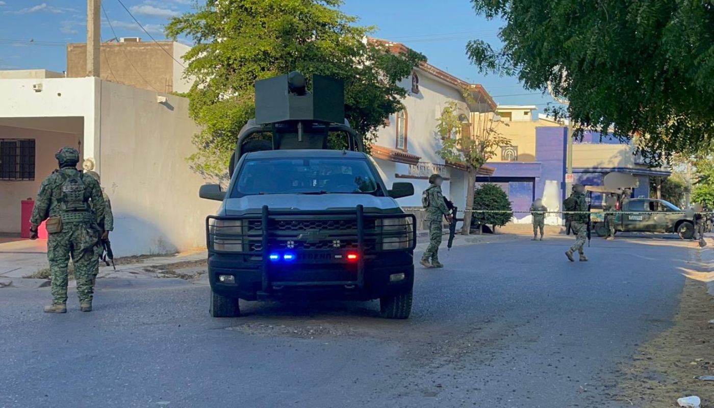 Unidades y elementos militares desplegados por una calle en una colonia