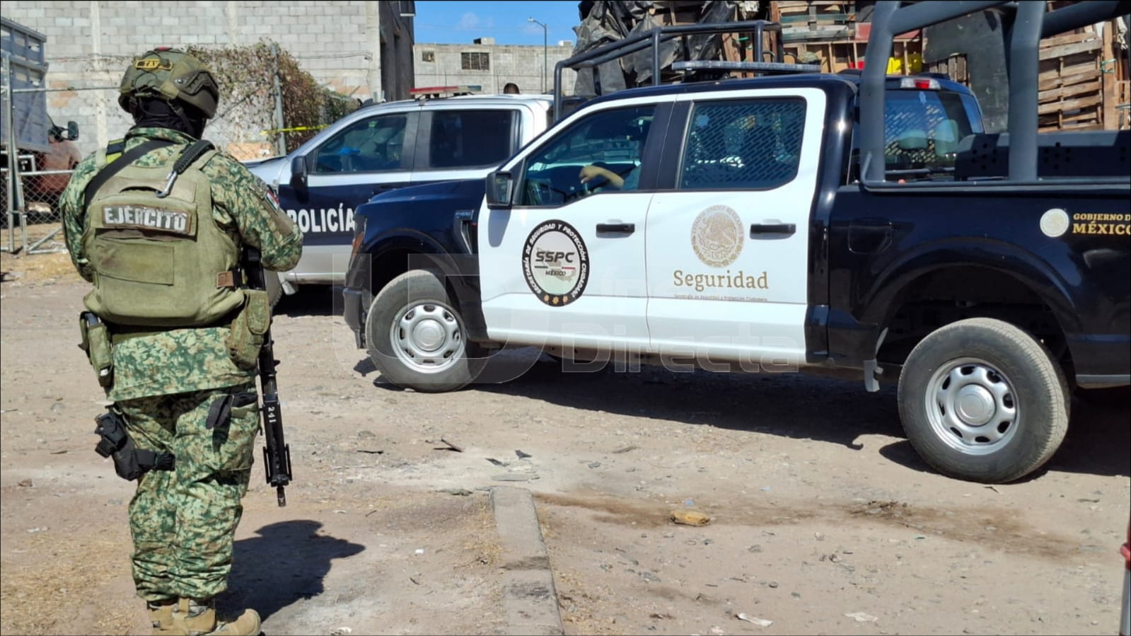 Elementos militares y unidades policiacas en una zona de terracería