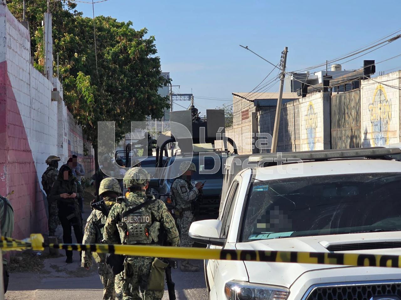 elementos de seguridad en una calle con una cinta amarilla de precaución