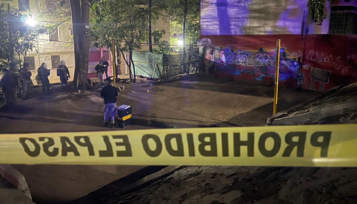 cinta amarilla de precaución en una cancha de futbol donde hay elementos militares