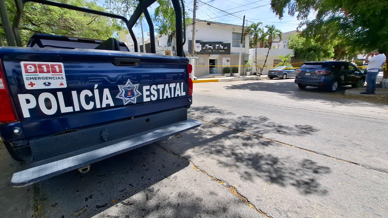 Fachada de un spa con impactos de bala