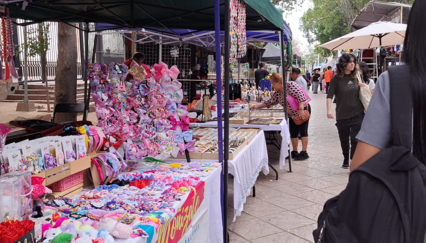 puestos informales en una zona y personas comprando