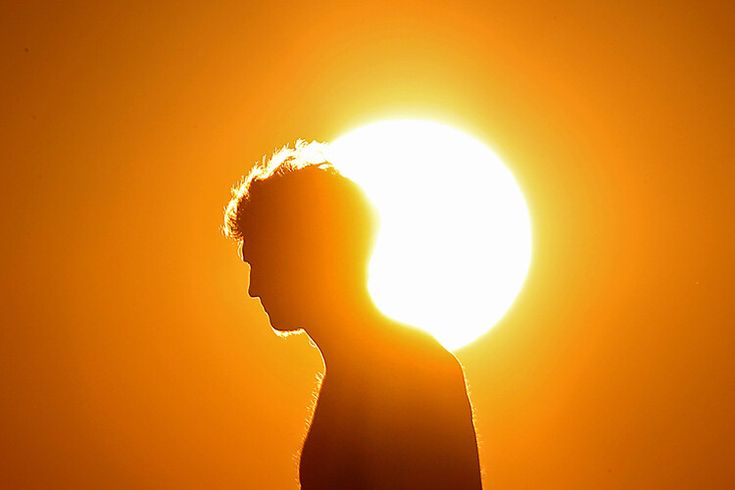 Cielo con sol fuerte y la sombra de una person