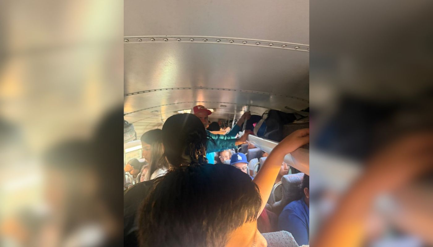 personas de pie dentro de un transporte público