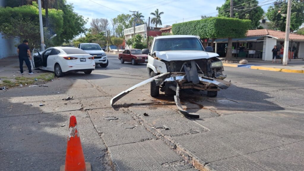 frente destrozado de camioneta tras accidente en Los Mochis