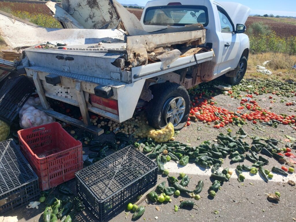 Camioneta cargada de verdura, con verdura regada en el suelo tras accidente en Angostura