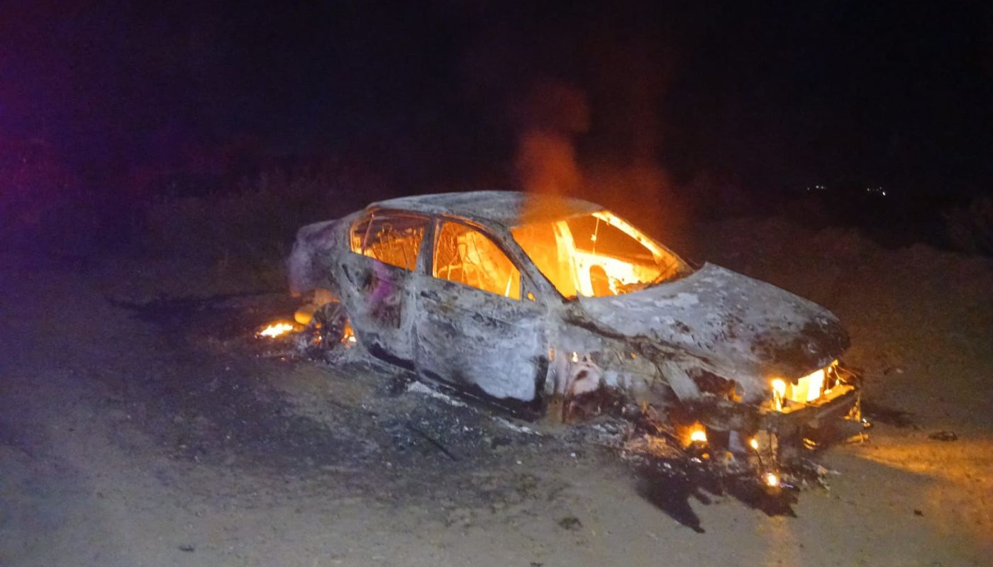 Auto calcinado con llamas adentro por incendio