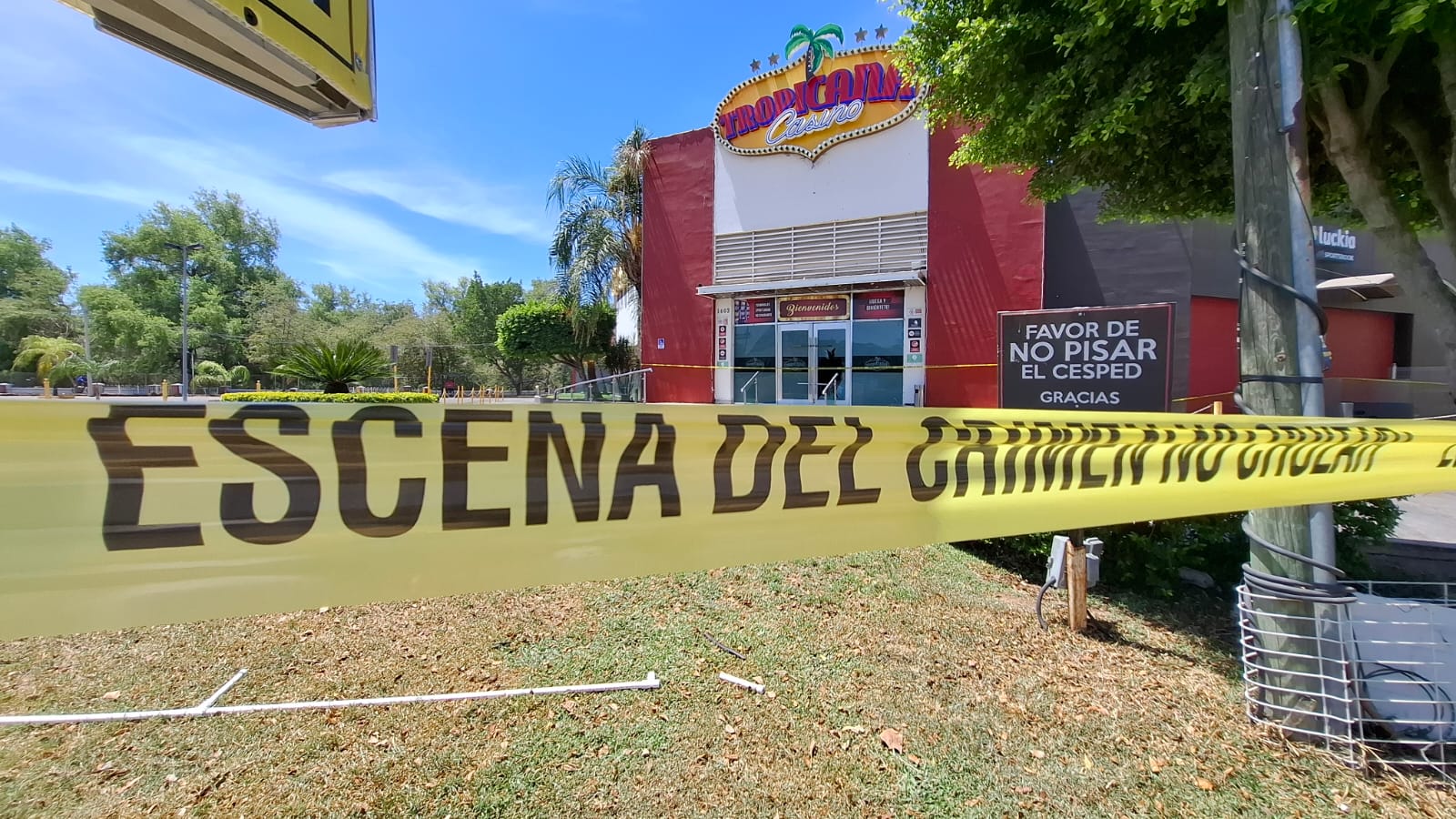 Cinta amarilla de precaución y al fondo un establecimiento de Casino