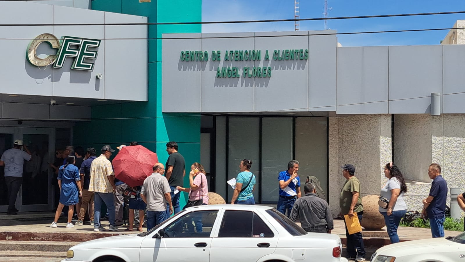 Personas haciendo fila en oficinas de la CFE