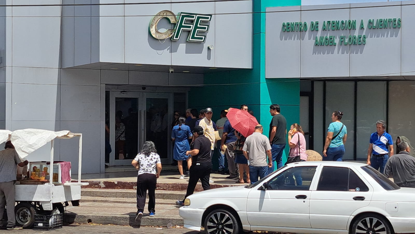 Ciudadanos entrando en instalaciones de CFE Culiacán