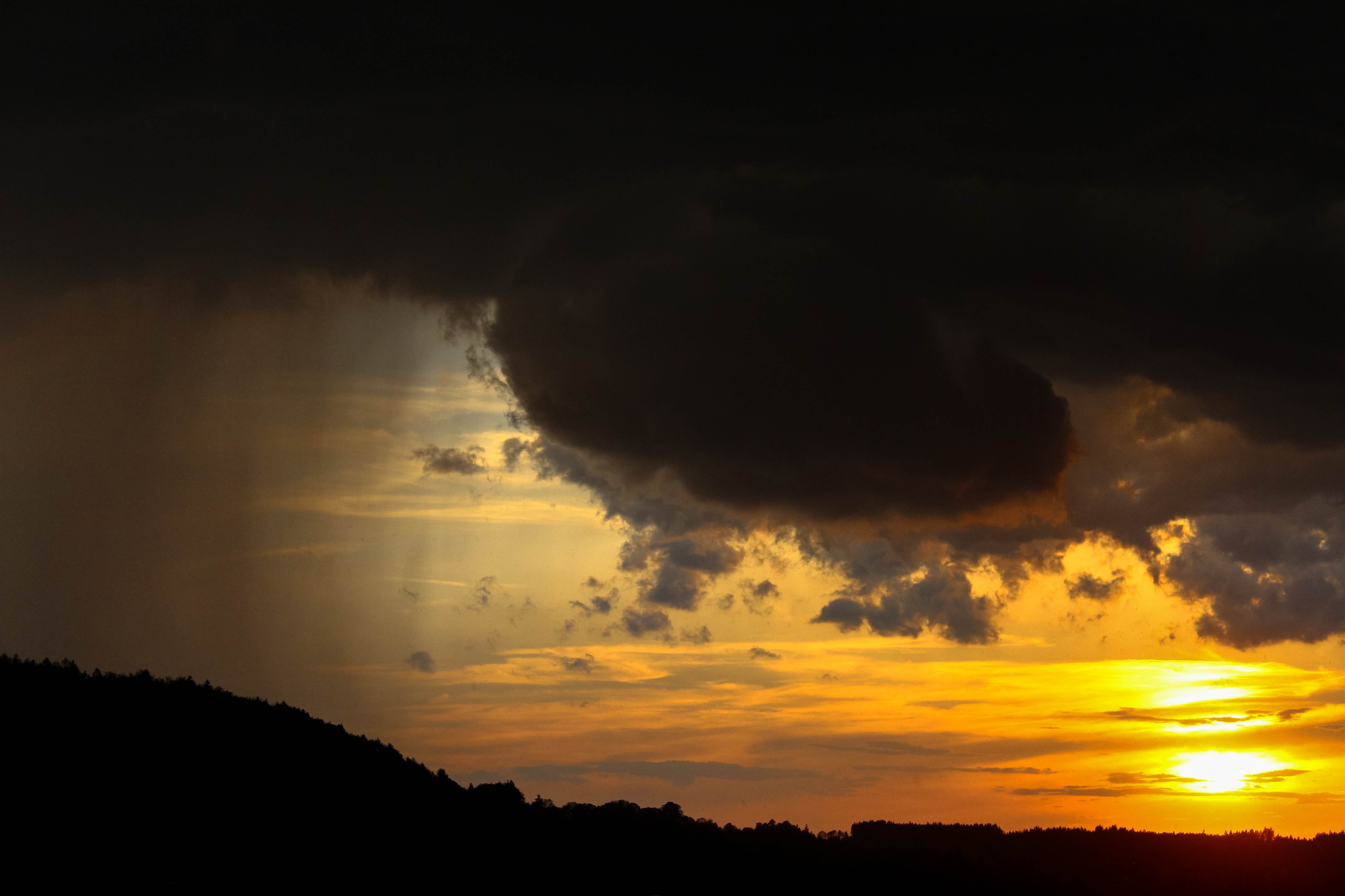 sol entre nubes grises y oscuras