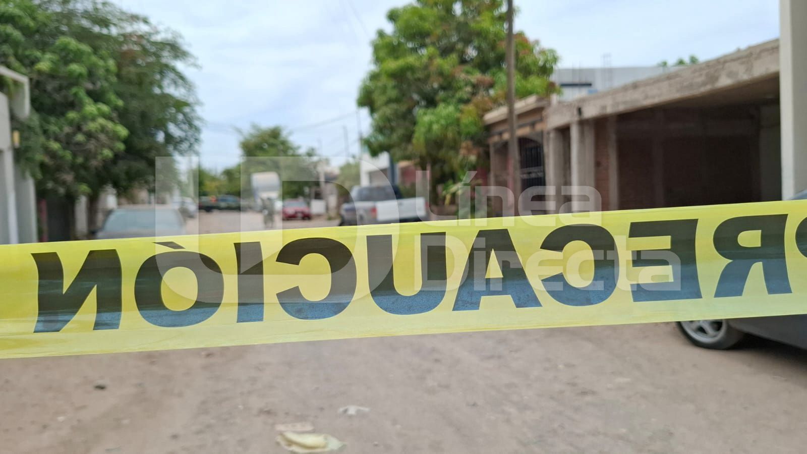 cinta de precaución en un camino de terracería en una colonia