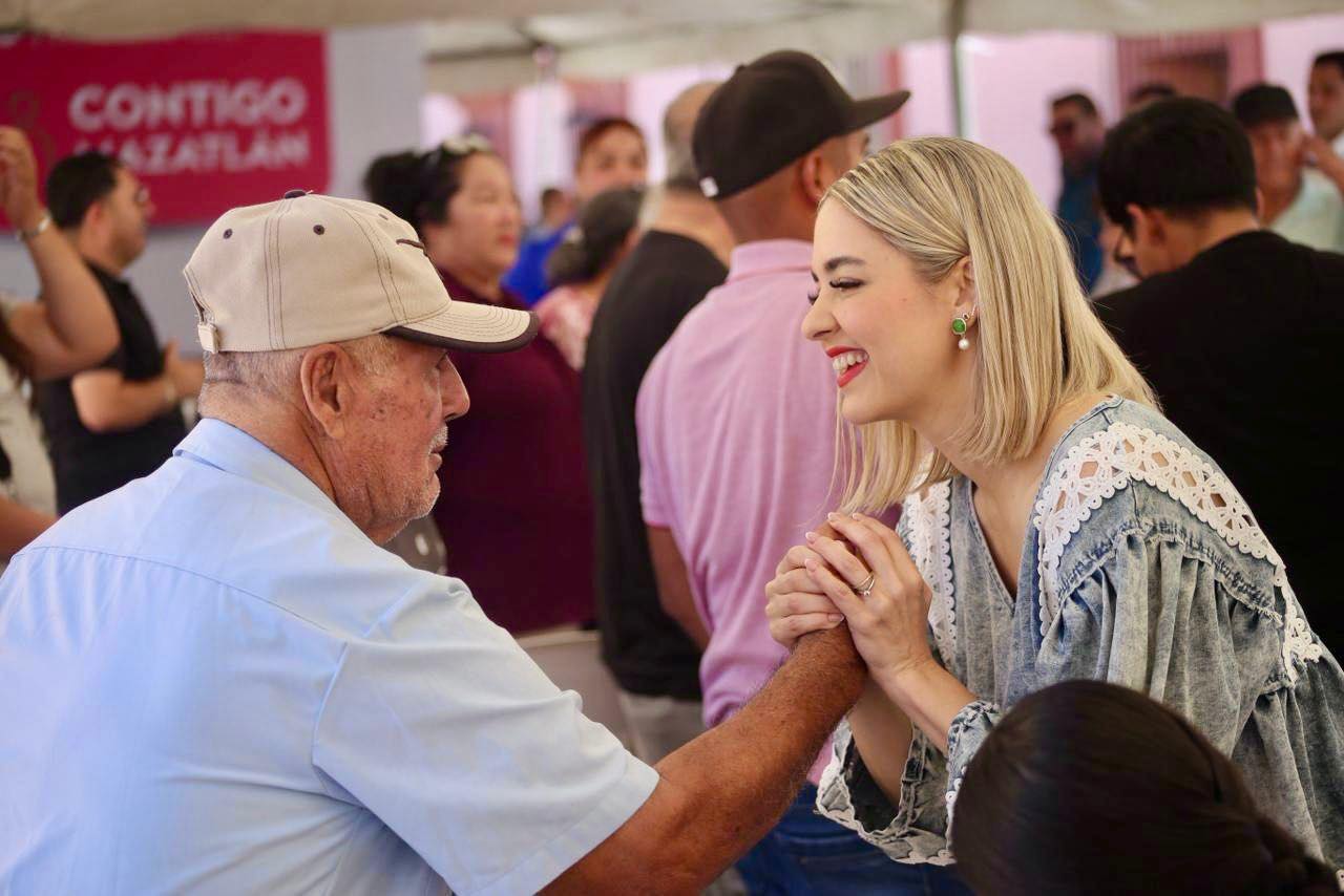 Alcaldesa de Mazatlán tomando mano de ciudadano