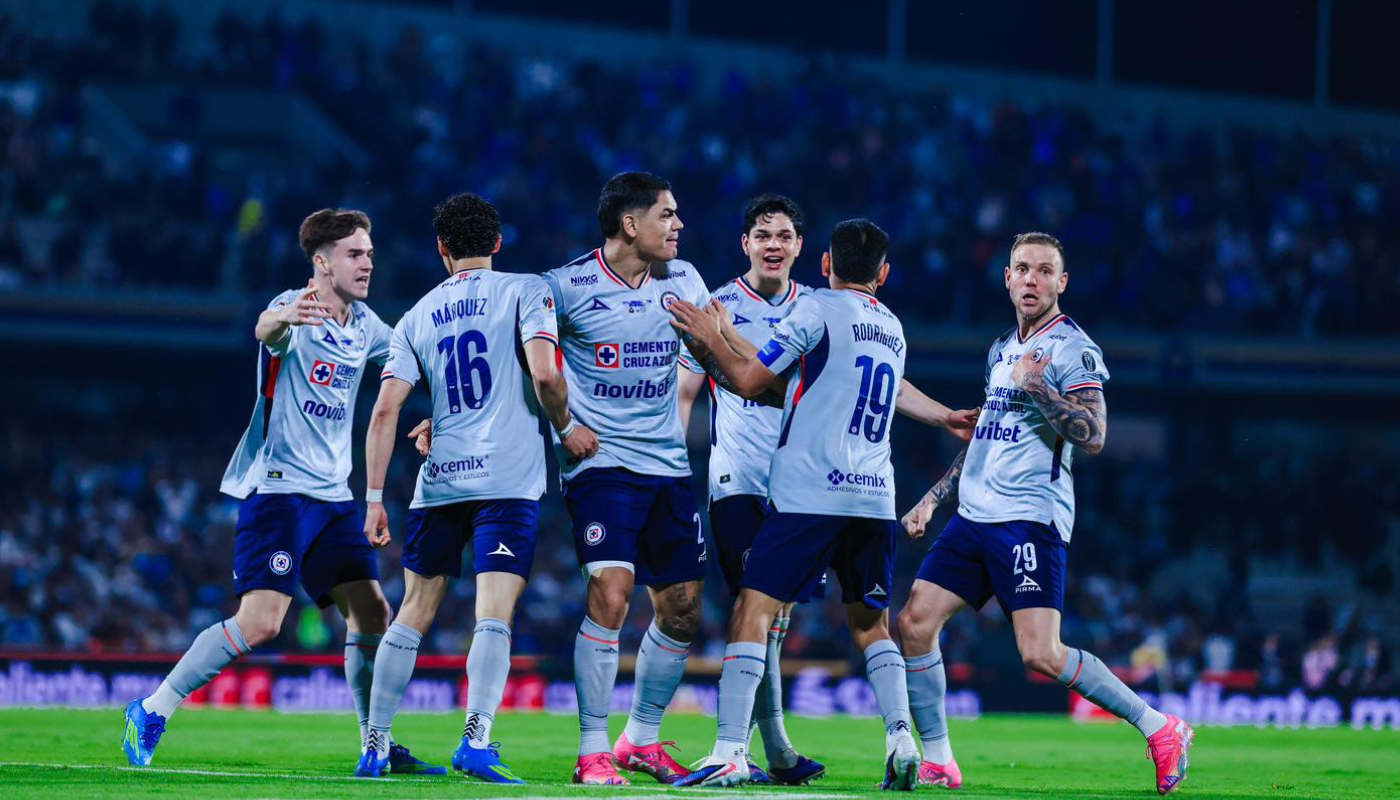 El equipo del Cruz Azul celebra su triunfo de la Liga Mx.